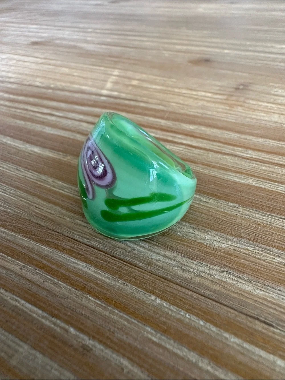 Green Glass Swirl Statement Ring - Size 8 - Picture 4 of 6